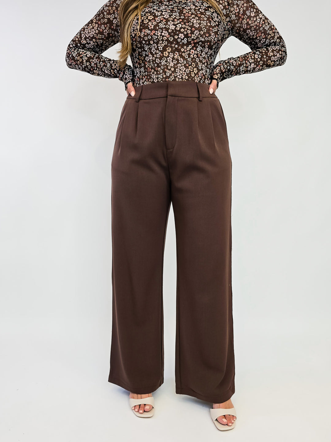 PLEATED WIDE LEG PANTS - MOCHA