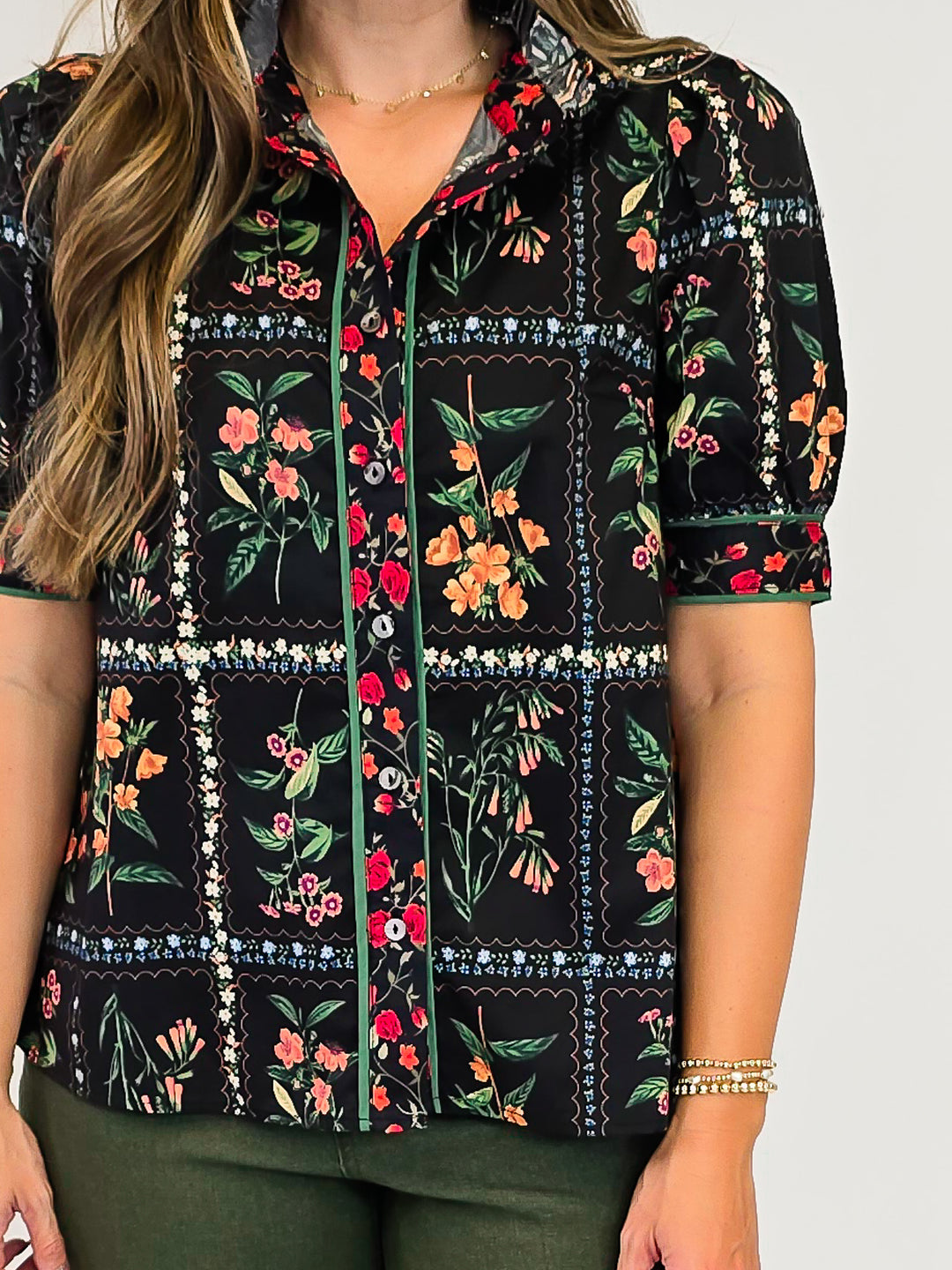 SHORT PUFF SLEEVE BUTTON UP FLORAL PRINT TOP - BLACK