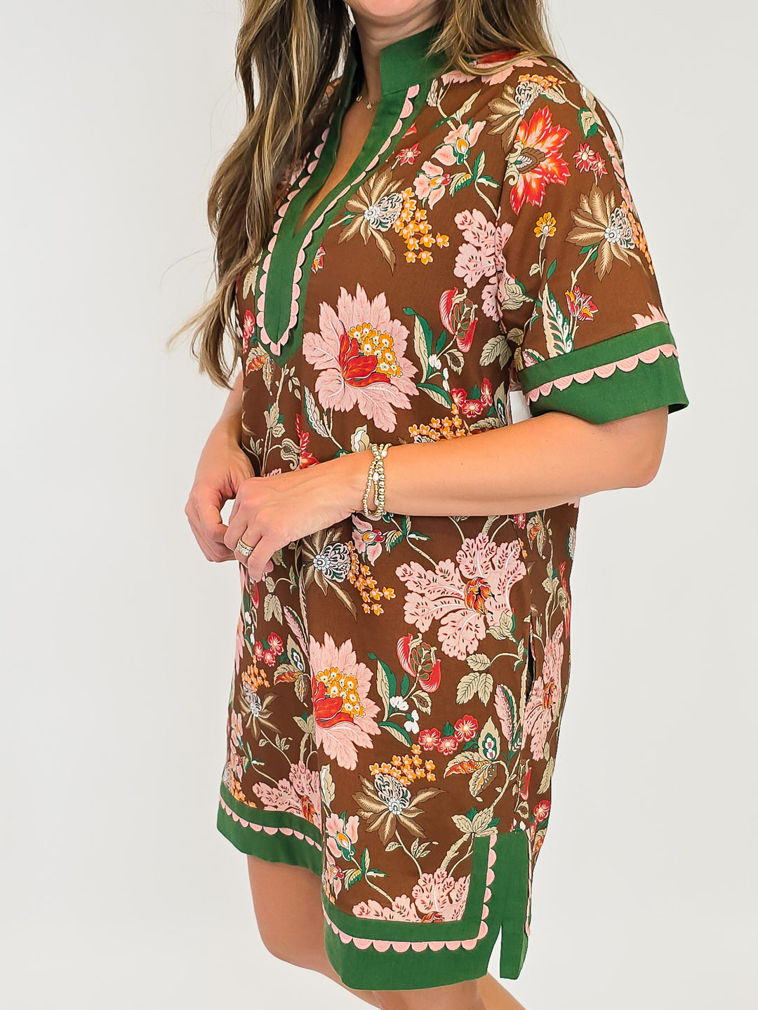 FLORAL PRINT SHORT DRESS W/CAFTAN NECK BAND - BROWN