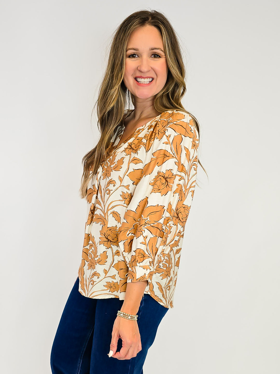 3/4 SLEEVE TWO TONED FLORAL PLEATED TOP - TONE TAUPE