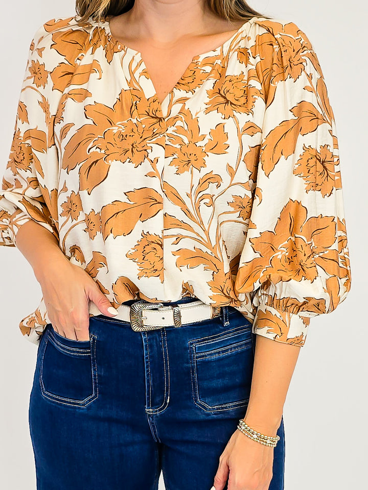 3/4 SLEEVE TWO TONED FLORAL PLEATED TOP - TONE TAUPE