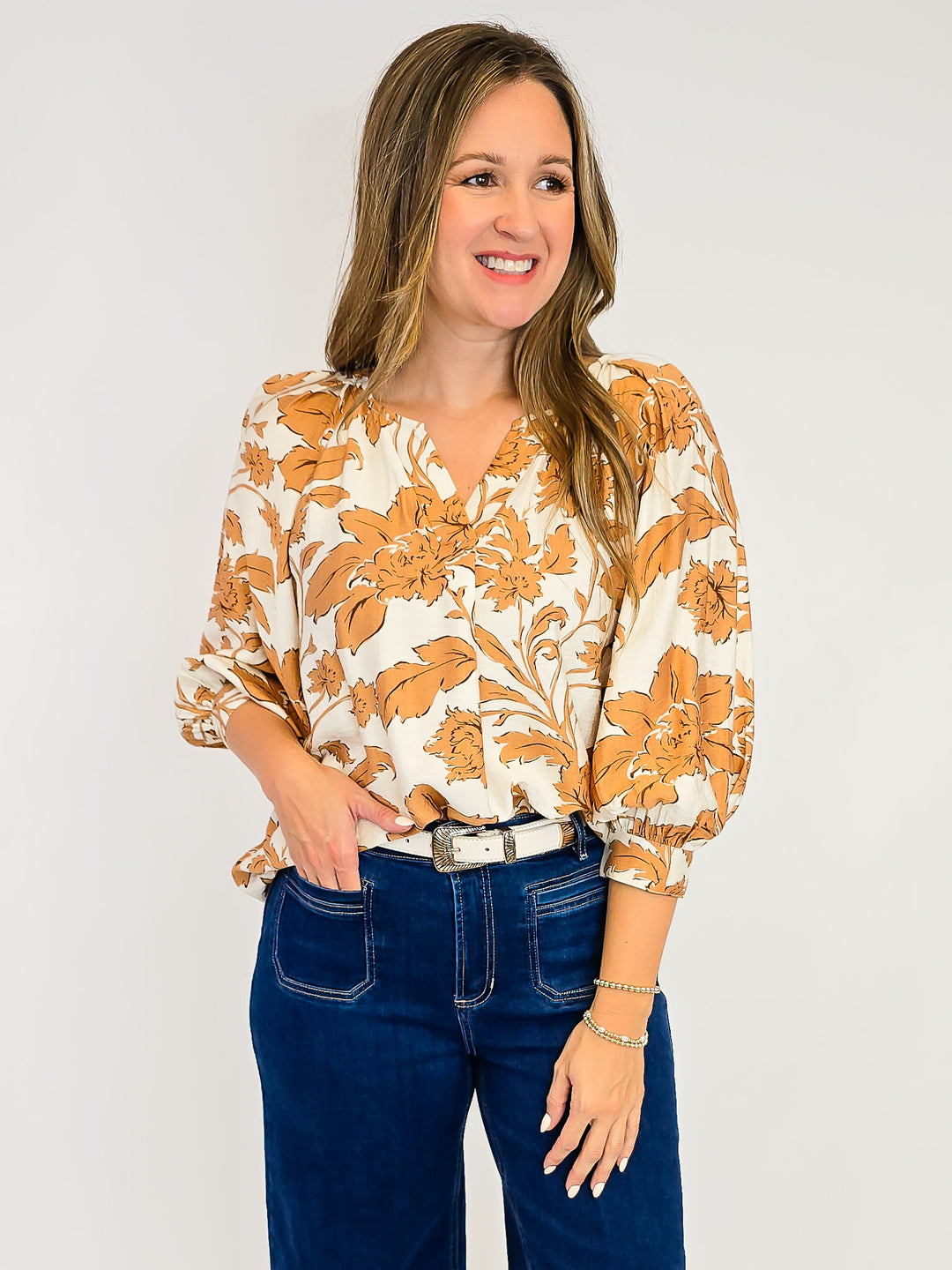 3/4 SLEEVE TWO TONED FLORAL PLEATED TOP - TONE TAUPE