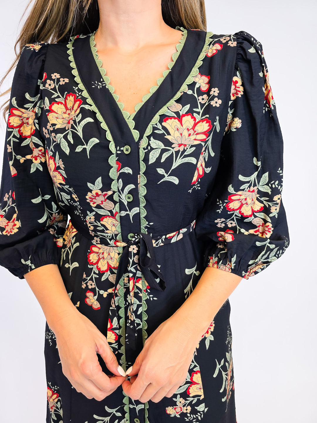 FLORAL MIDI DRESS W/ OLIVE TAPING DETAIL - BLACK