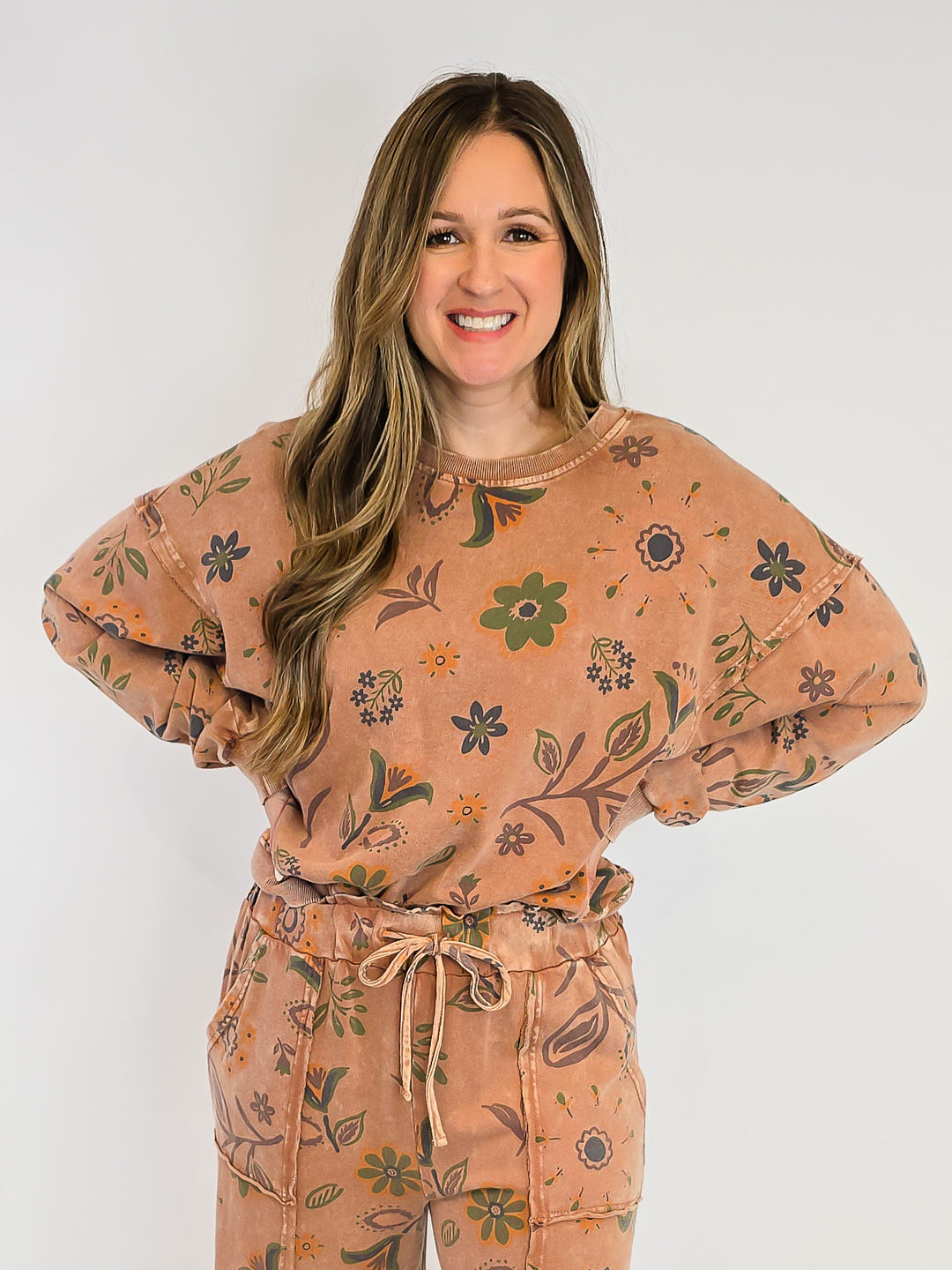 FLORAL PRINT WASHED TERRY PULLOVER - MOCHA MOUSSE