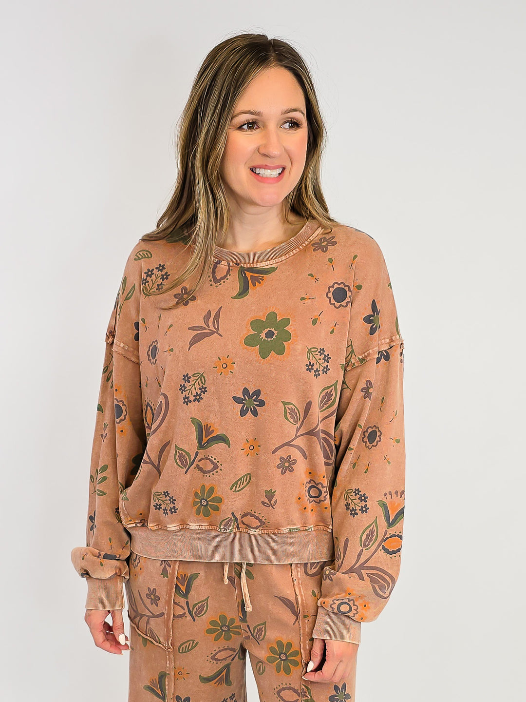 FLORAL PRINT WASHED TERRY PULLOVER - MOCHA MOUSSE