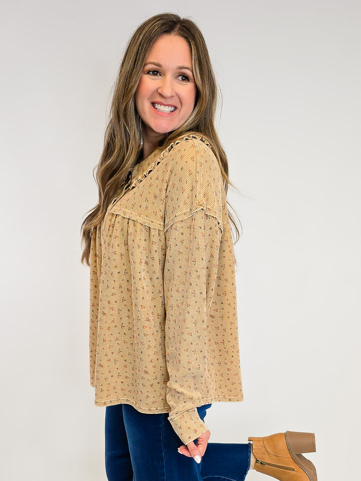 DITSY FLORAL PRINT THERMAL WASHED TOP - LATTE
