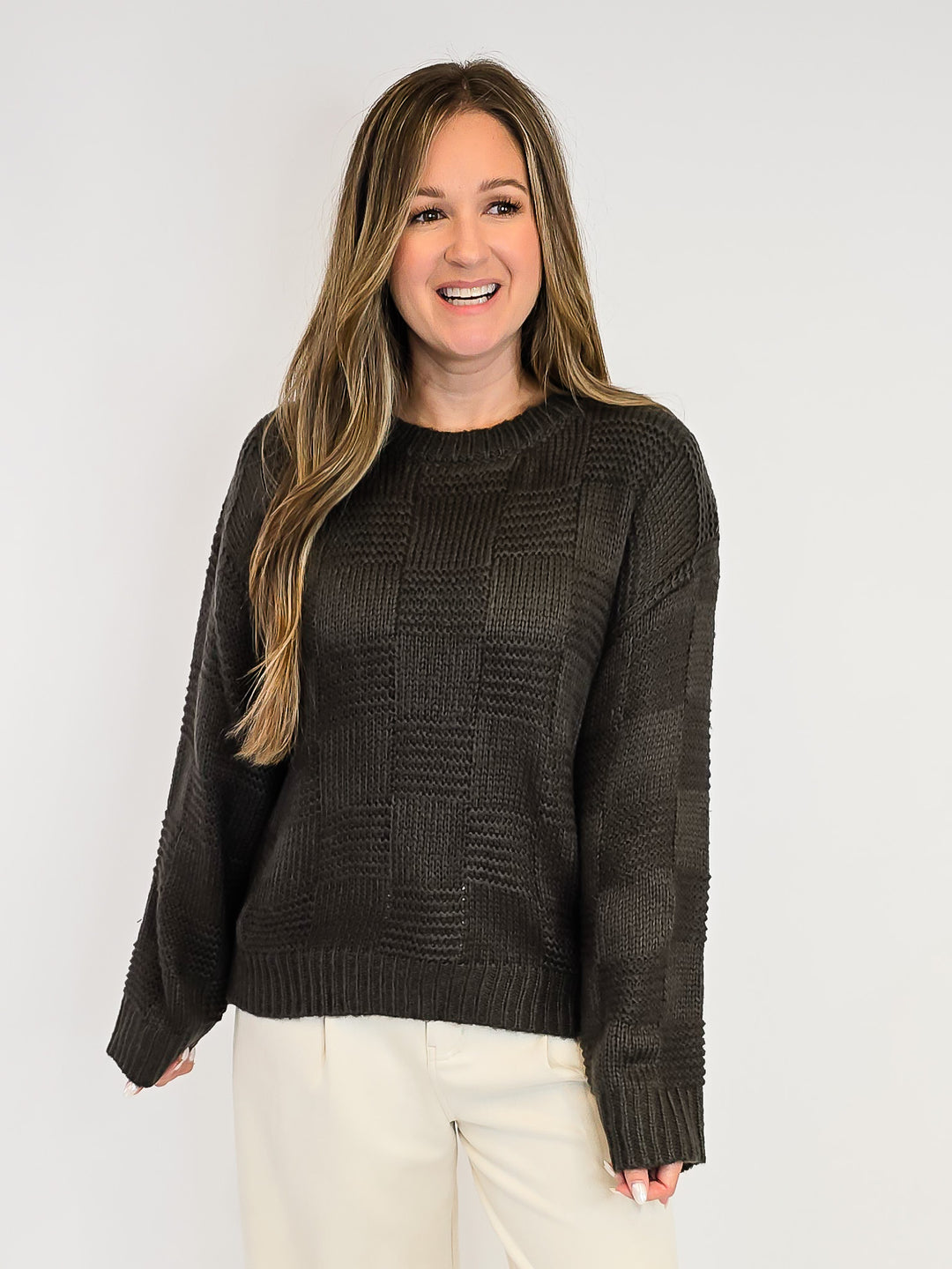CHECKER TEXTURED ROUND NECK SWEATER - OLIVE