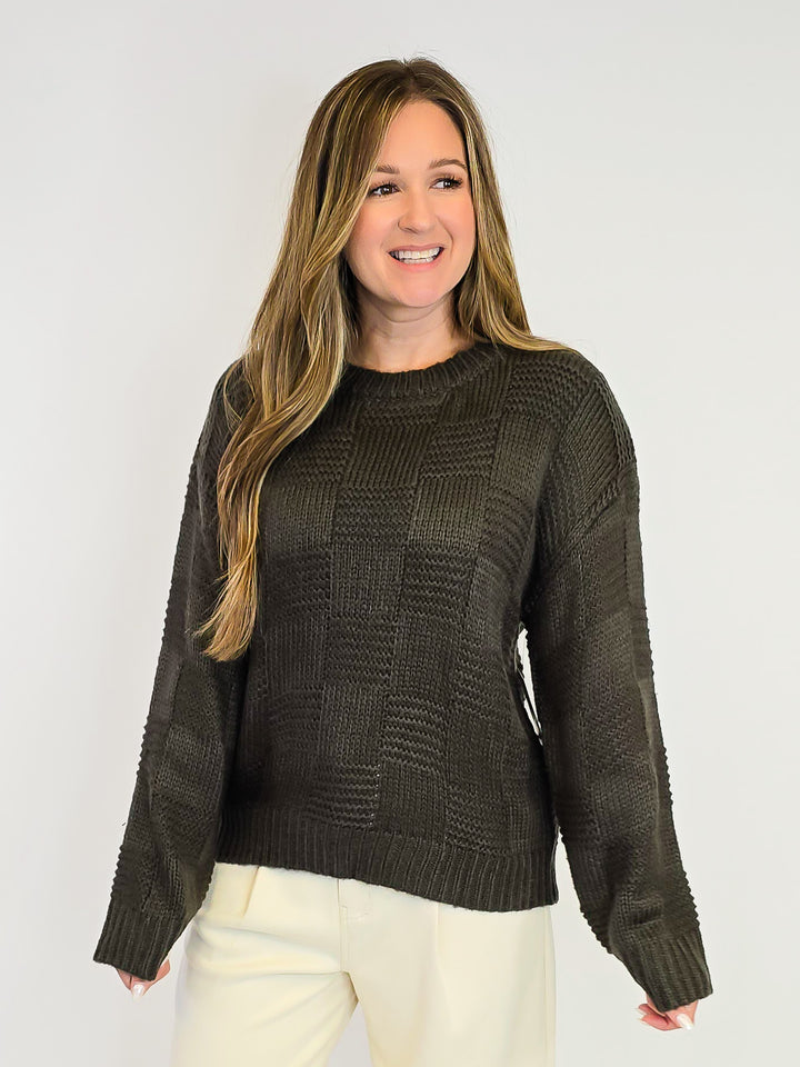 CHECKER TEXTURED ROUND NECK SWEATER - OLIVE