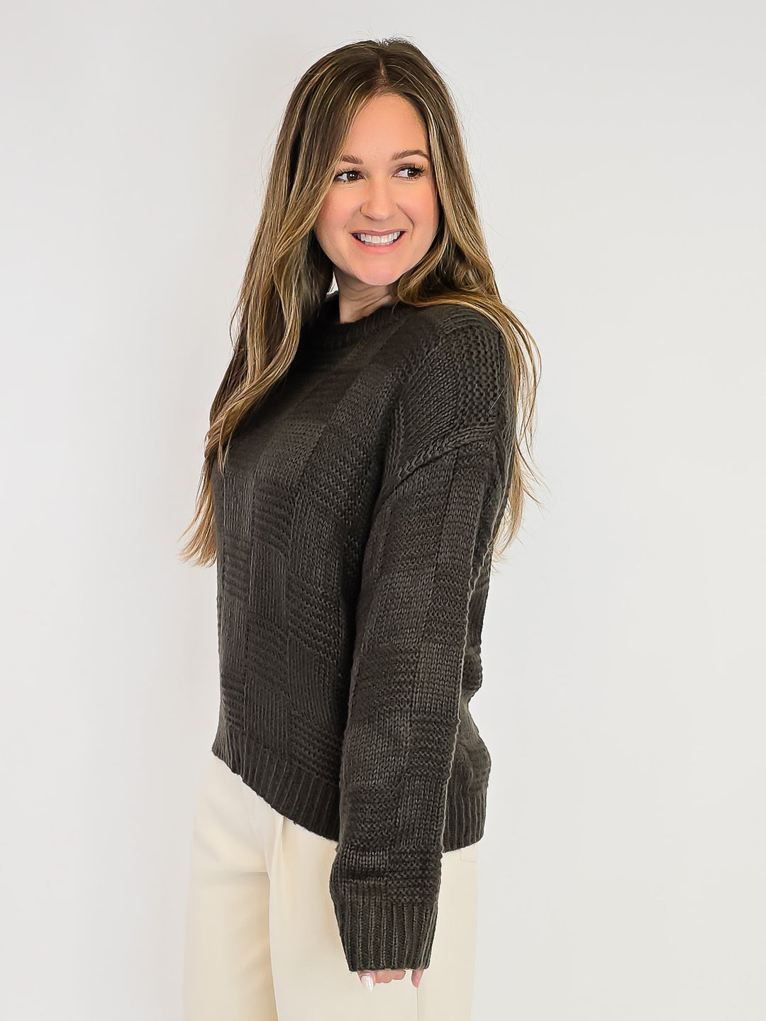 CHECKER TEXTURED ROUND NECK SWEATER - OLIVE