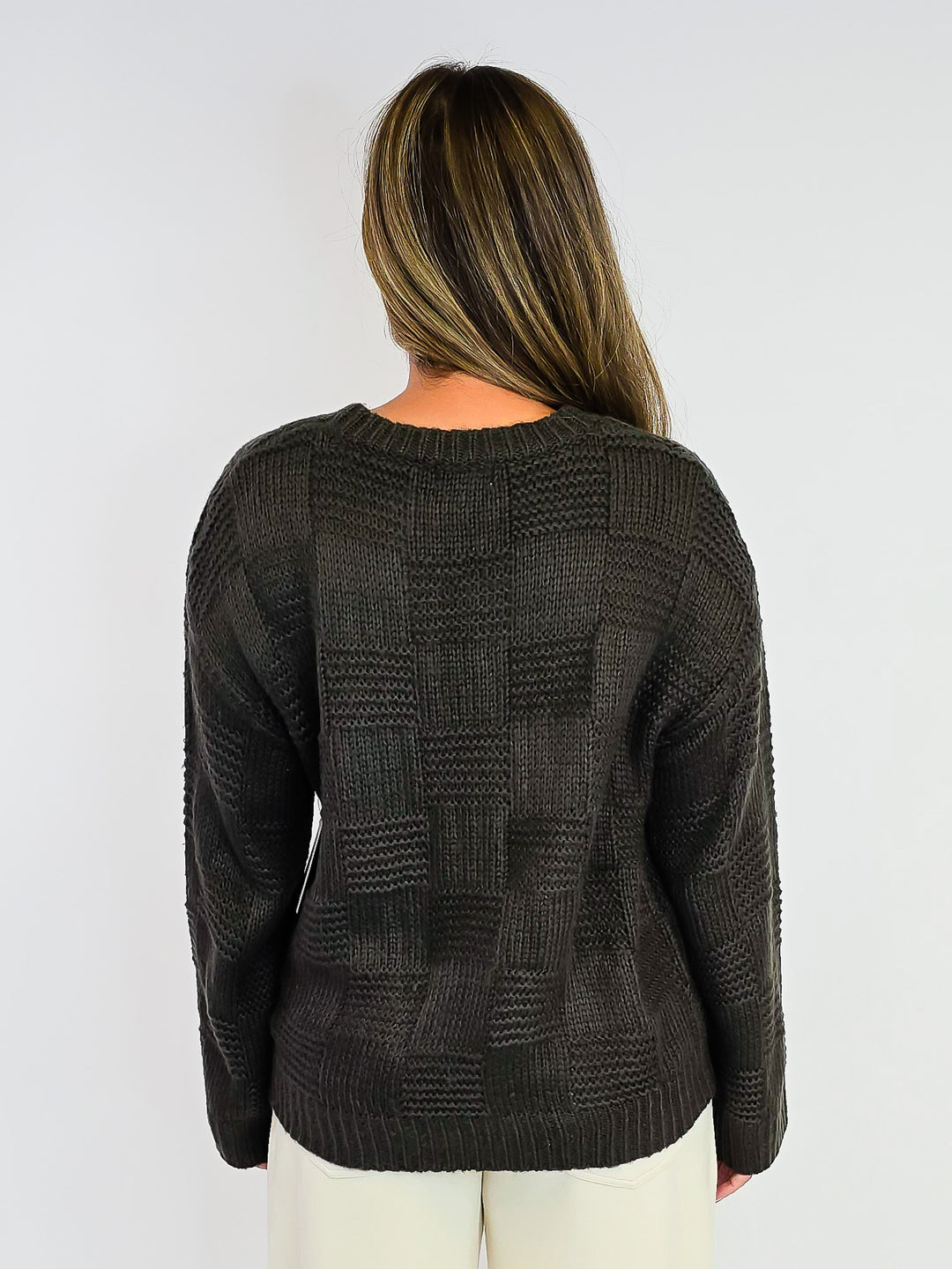 CHECKER TEXTURED ROUND NECK SWEATER - OLIVE