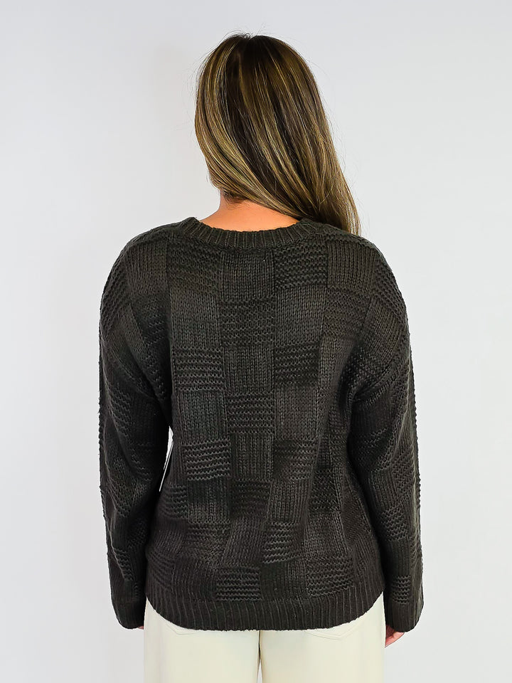 CHECKER TEXTURED ROUND NECK SWEATER - OLIVE