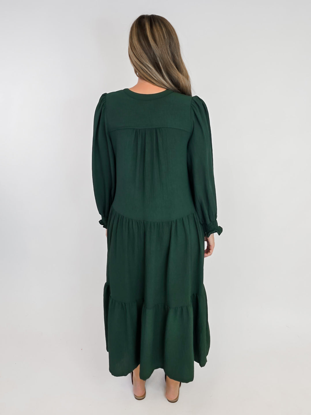 TIERED MIDI DRESS W/SMOCKED CUFFS - HUNTER GREEN