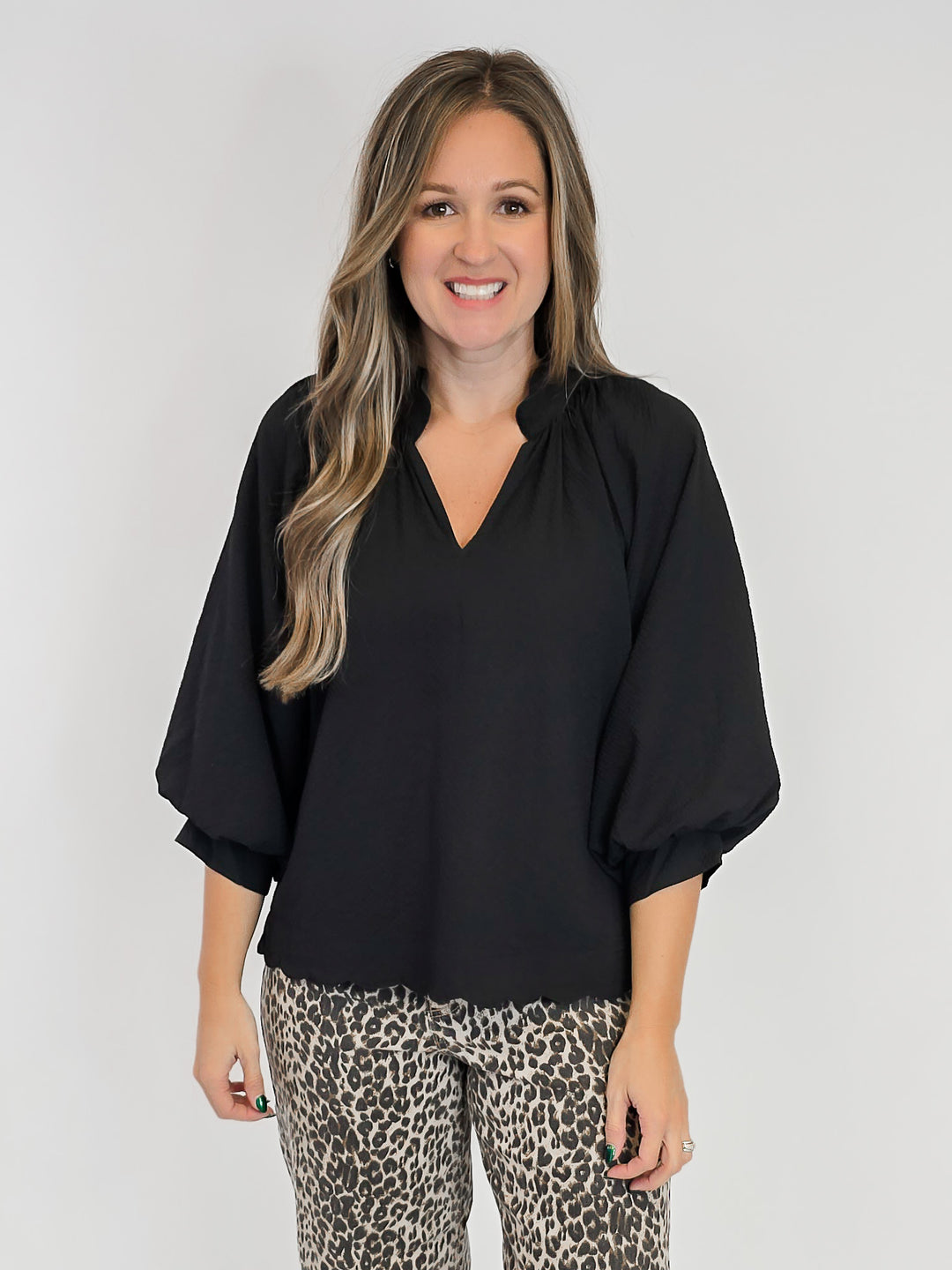 3/4 SLEEVE TEXTURED FABRIC SCALLOPED V-NECK TOP - BLACK