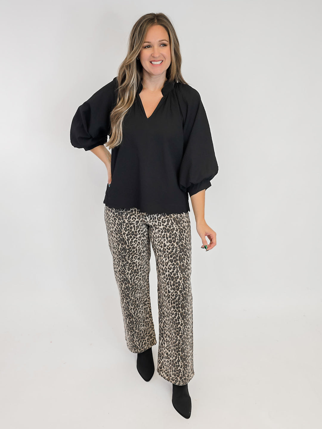 3/4 SLEEVE TEXTURED FABRIC SCALLOPED V-NECK TOP - BLACK