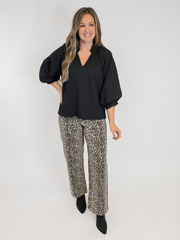 3/4 SLEEVE TEXTURED FABRIC SCALLOPED V-NECK TOP - BLACK