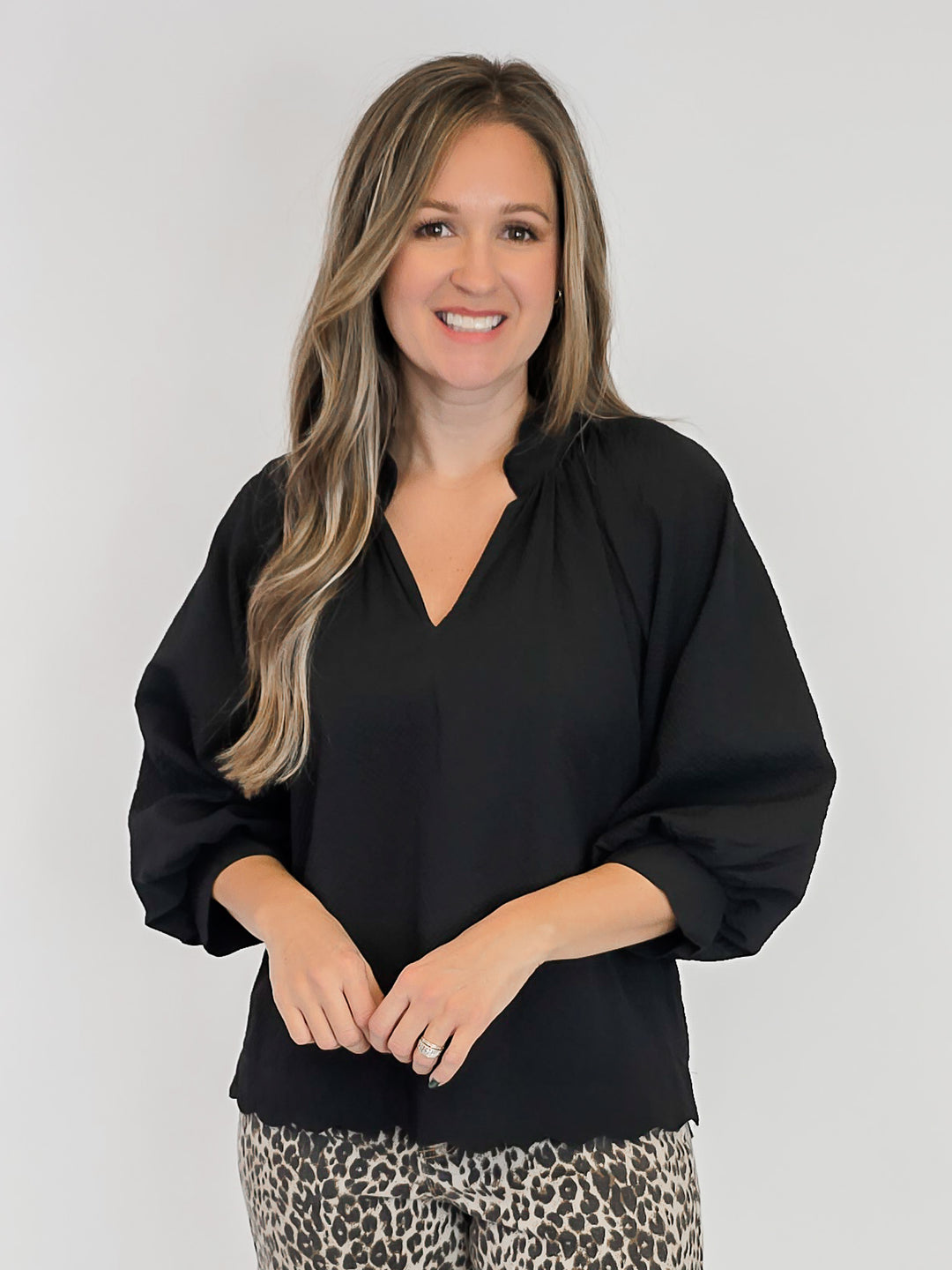 3/4 SLEEVE TEXTURED FABRIC SCALLOPED V-NECK TOP - BLACK