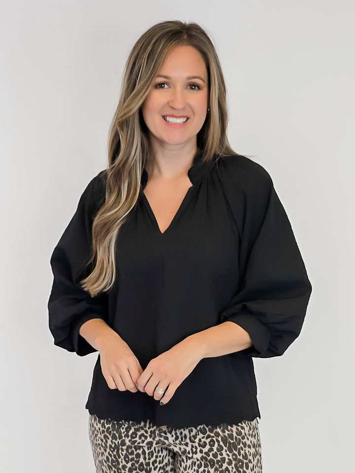 3/4 SLEEVE TEXTURED FABRIC SCALLOPED V-NECK TOP - BLACK