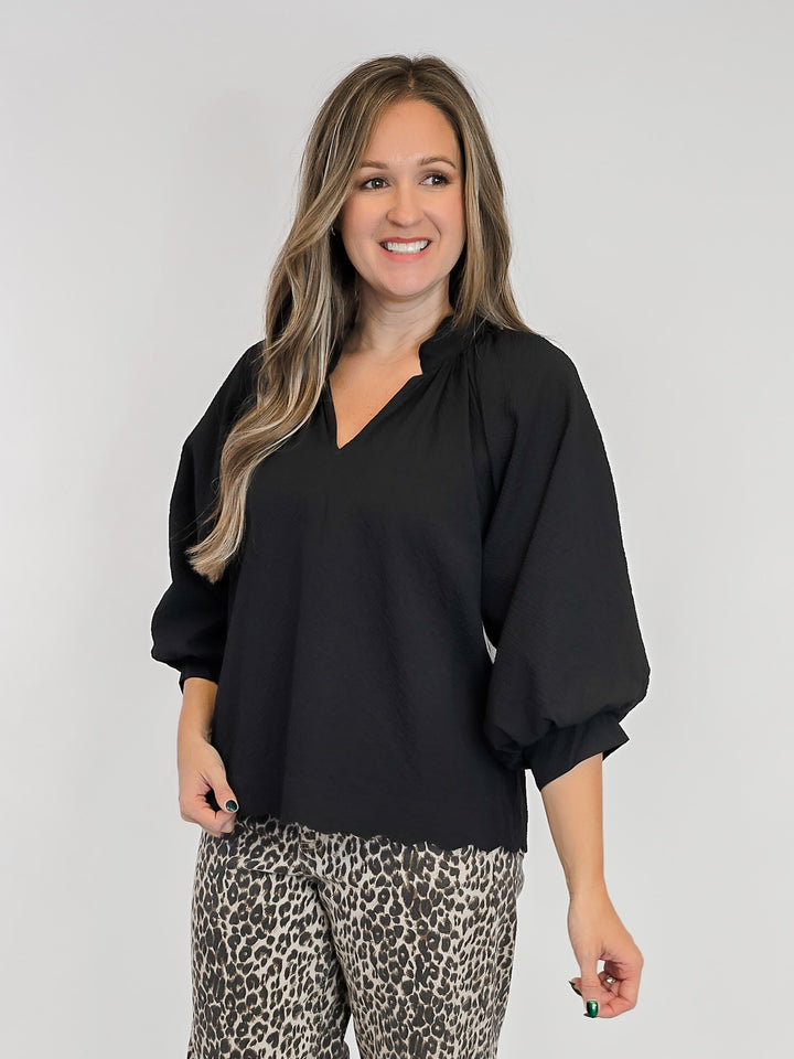 3/4 SLEEVE TEXTURED FABRIC SCALLOPED V-NECK TOP - BLACK