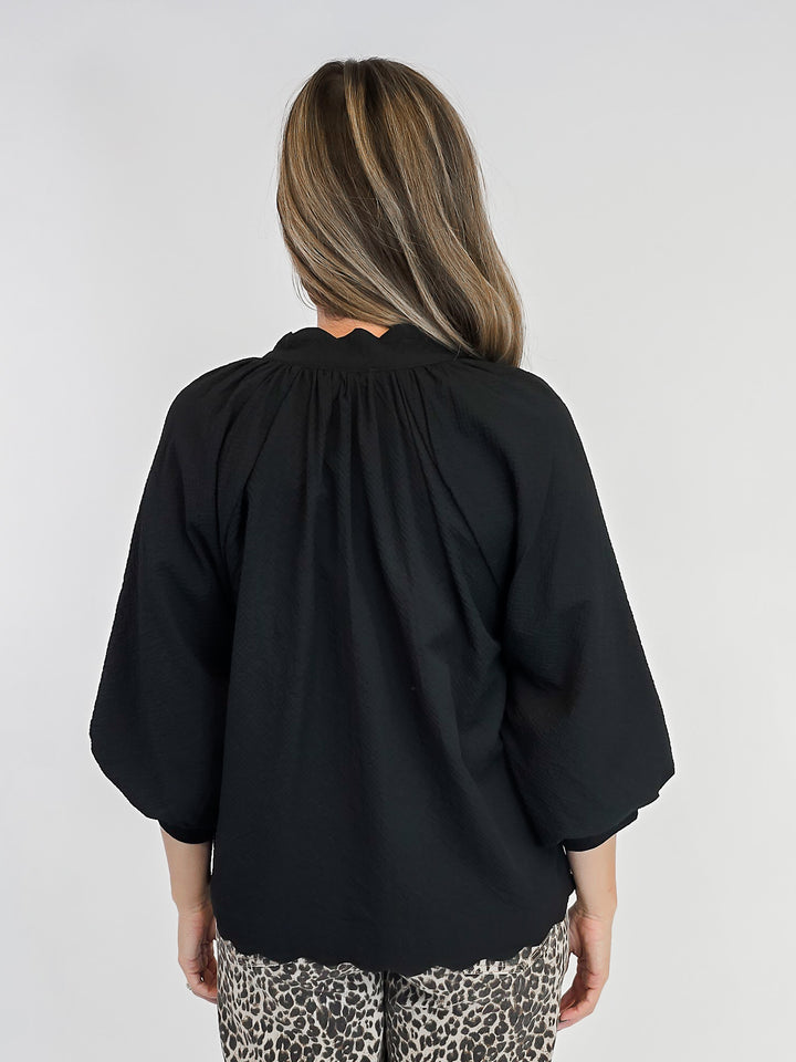 3/4 SLEEVE TEXTURED FABRIC SCALLOPED V-NECK TOP - BLACK