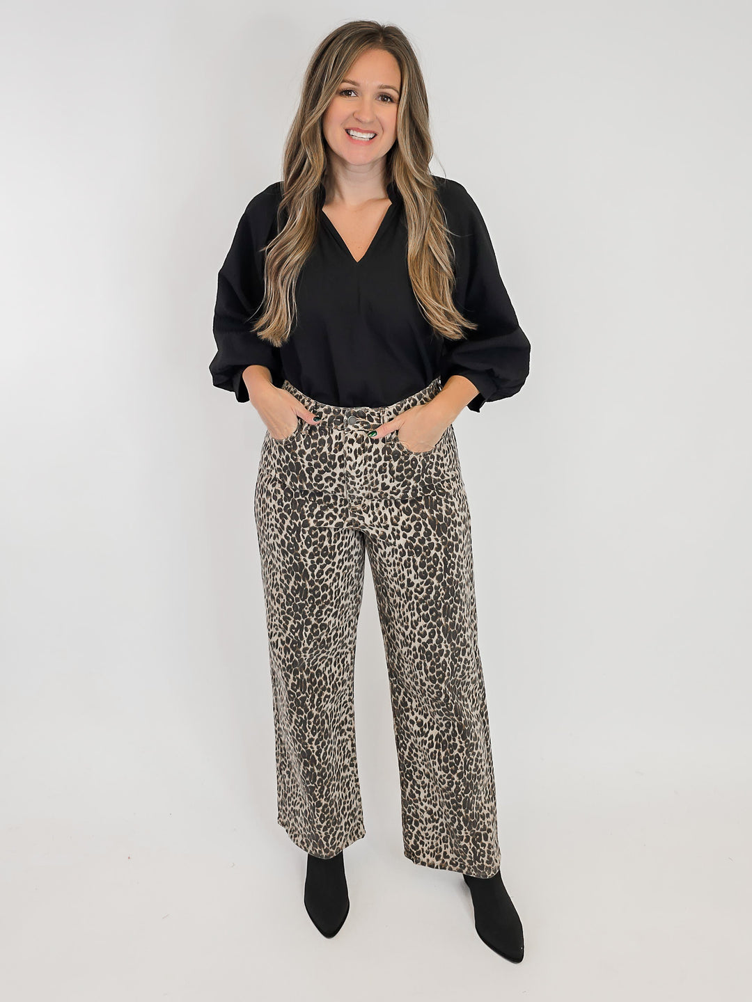 3/4 SLEEVE TEXTURED FABRIC SCALLOPED V-NECK TOP - BLACK