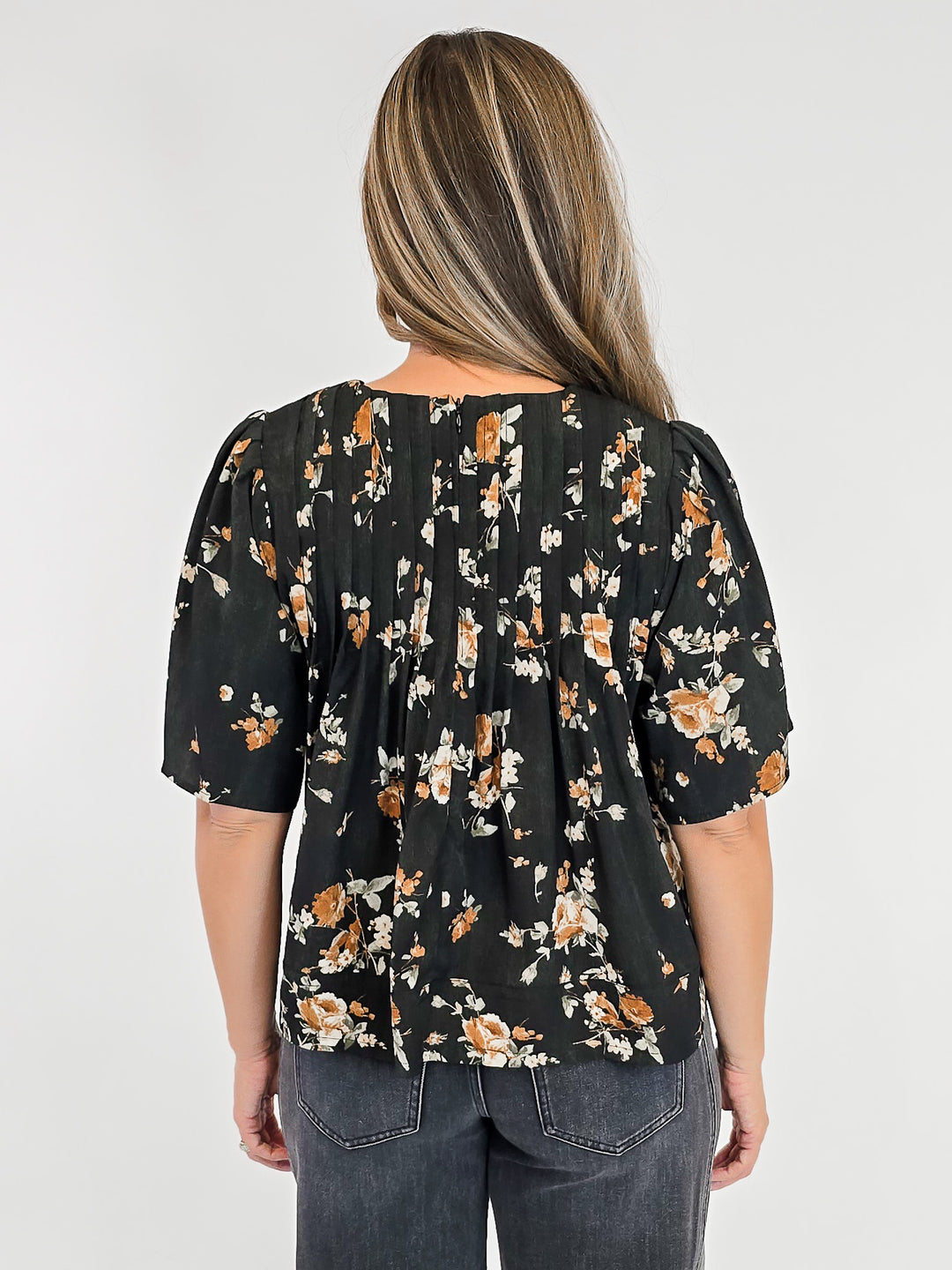 FLOWER PRINT PINTUCK DETAIL BLOUSE - BLACK