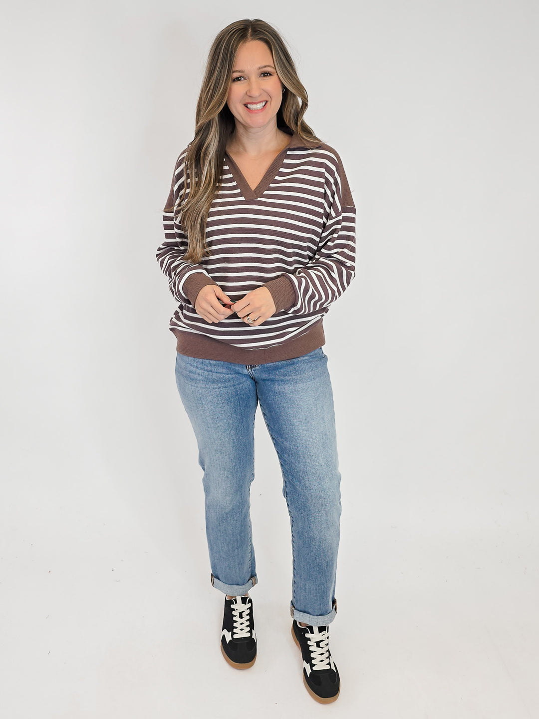 COLLARED V-NECK STRIPED CLOUDY KNIT L/S TOP - BROWN