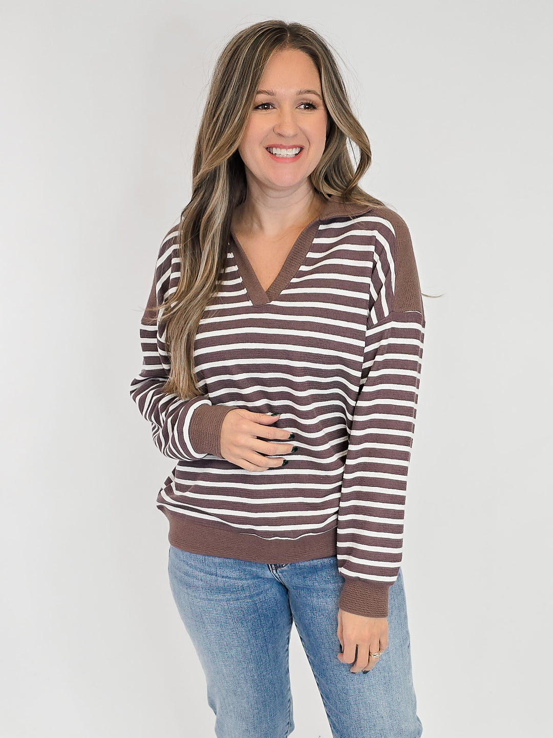 COLLARED V-NECK STRIPED CLOUDY KNIT L/S TOP - BROWN