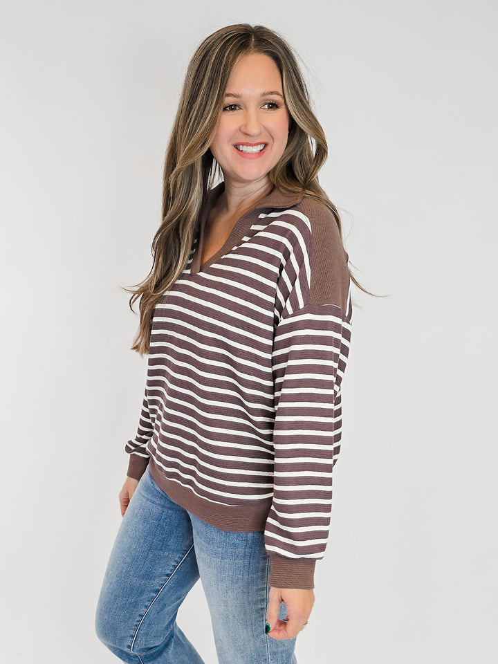 COLLARED V-NECK STRIPED CLOUDY KNIT L/S TOP - BROWN
