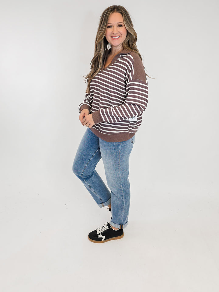 COLLARED V-NECK STRIPED CLOUDY KNIT L/S TOP - BROWN