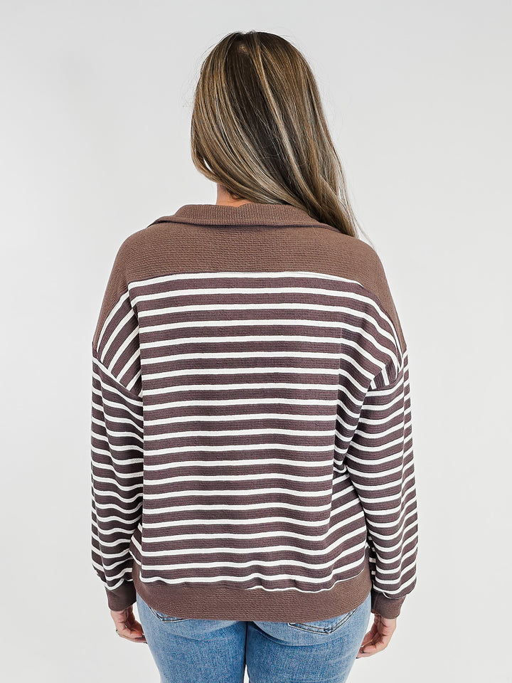COLLARED V-NECK STRIPED CLOUDY KNIT L/S TOP - BROWN