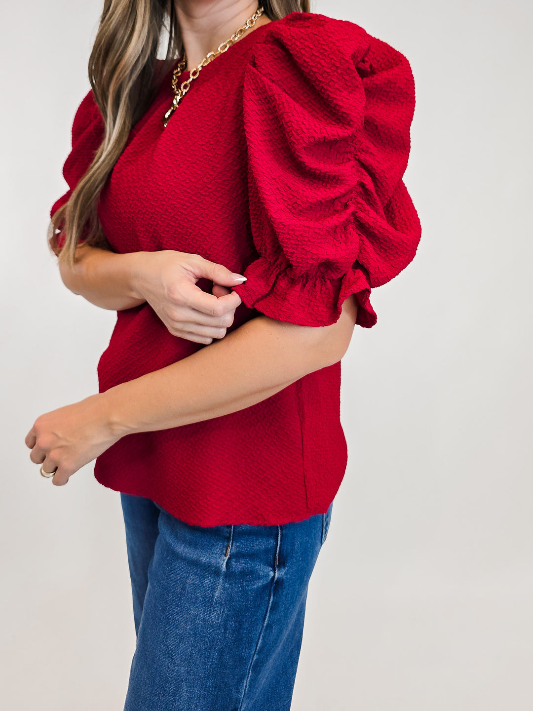 RUCHED PUFF SLEEVE TEXTURED KNIT TOP - RED