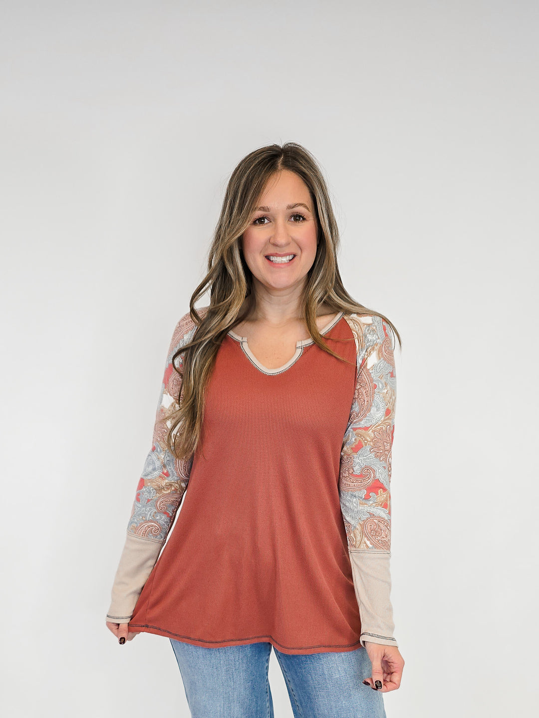 CONTRAST PRINTED LONG SLEEVE W/SPLIT V-NECK TOP - RUST