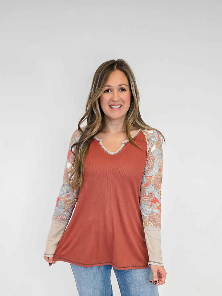 CONTRAST PRINTED LONG SLEEVE W/SPLIT V-NECK TOP - RUST