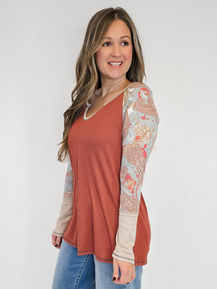 CONTRAST PRINTED LONG SLEEVE W/SPLIT V-NECK TOP - RUST
