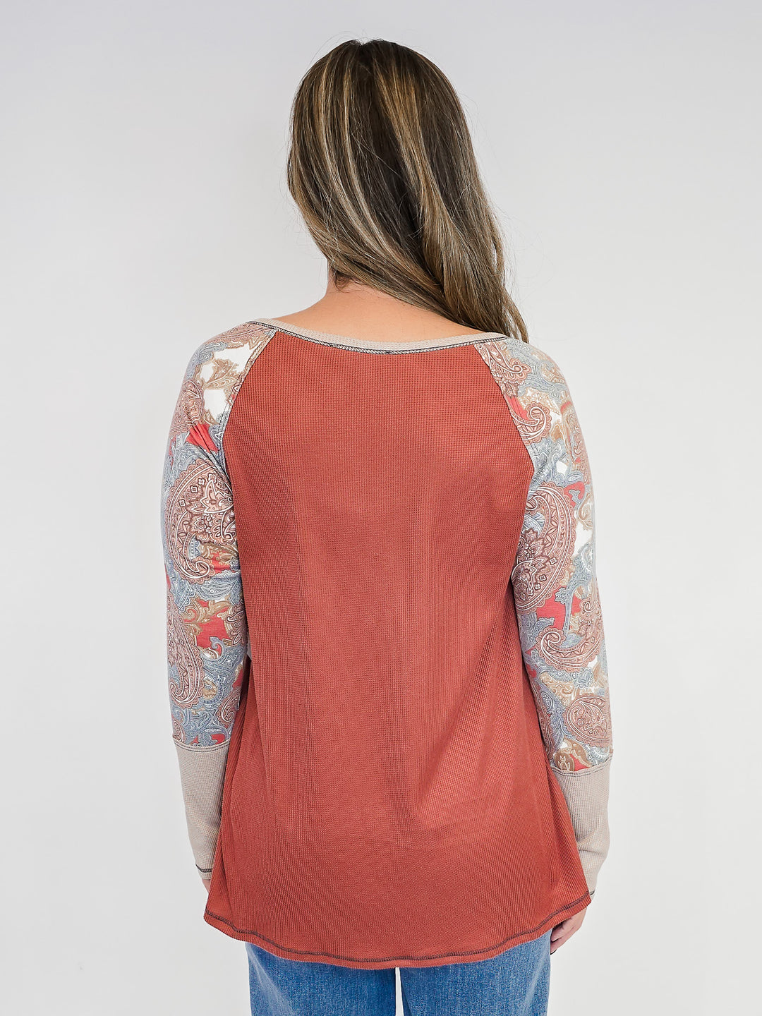 CONTRAST PRINTED LONG SLEEVE W/SPLIT V-NECK TOP - RUST