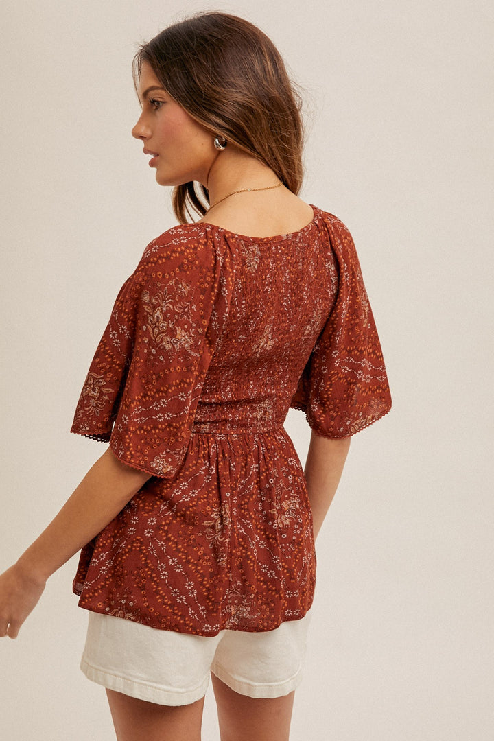 PRINTED FLUTTER SLEEVE SMOCKED PEPLUM TOP - RUST