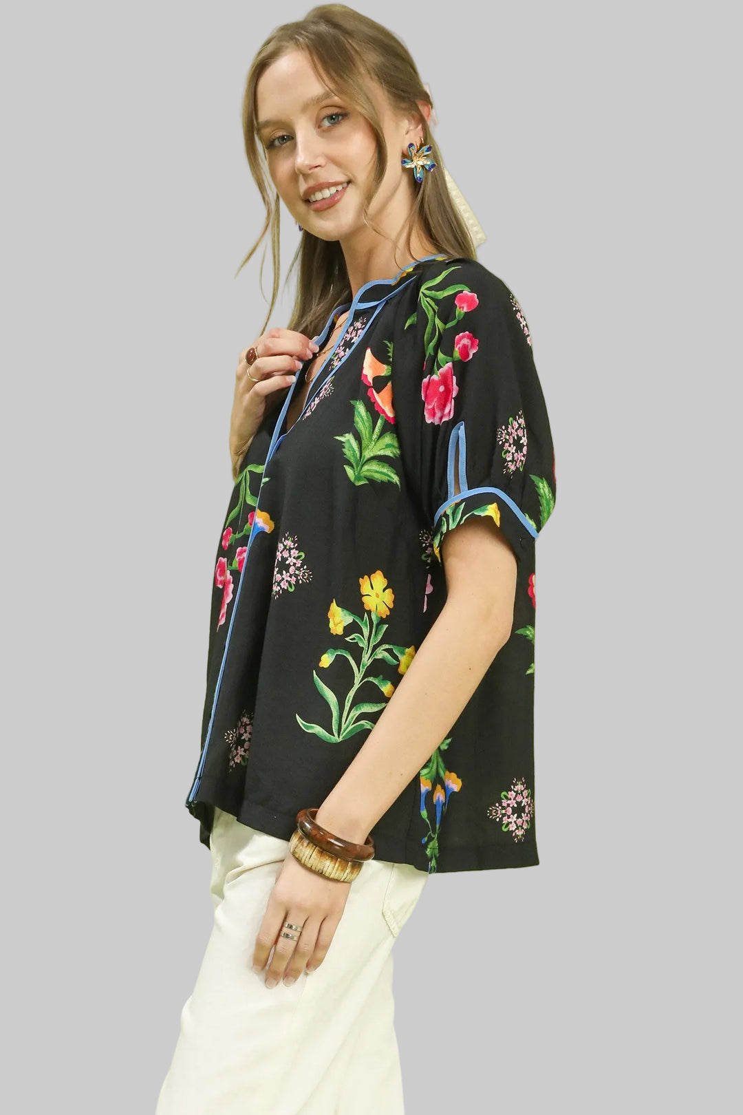SHORT CUFFED SLEEVE BOTANICAL BUTTON BLOUSE - BLACK