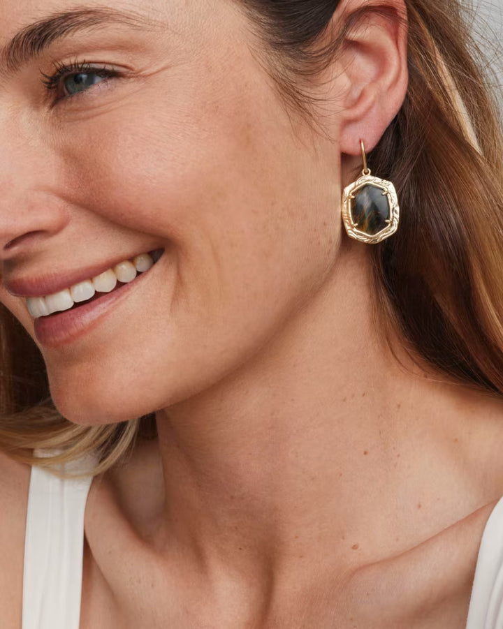 KENDRA SCOTT TIGER STRIPED DAPHNE DROP EARRINGS - GOLD DARK BROWN TIGER&