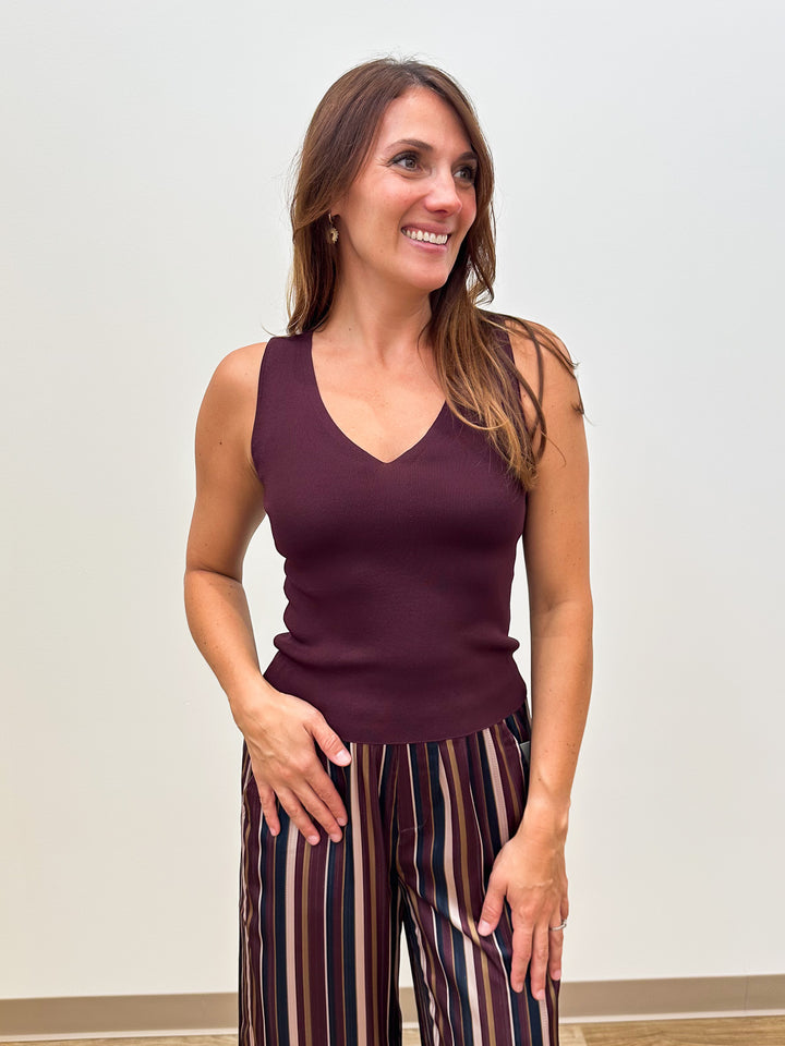 SLEEVELESS V-NECK SWEATER - MAROON