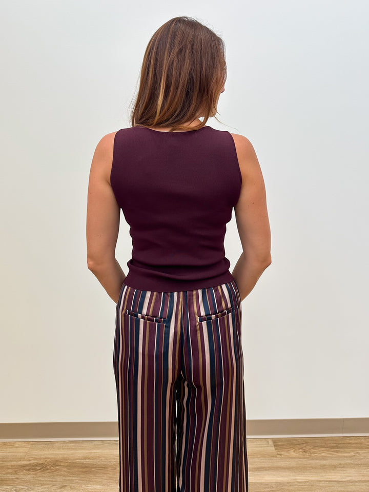 SLEEVELESS V-NECK SWEATER - MAROON