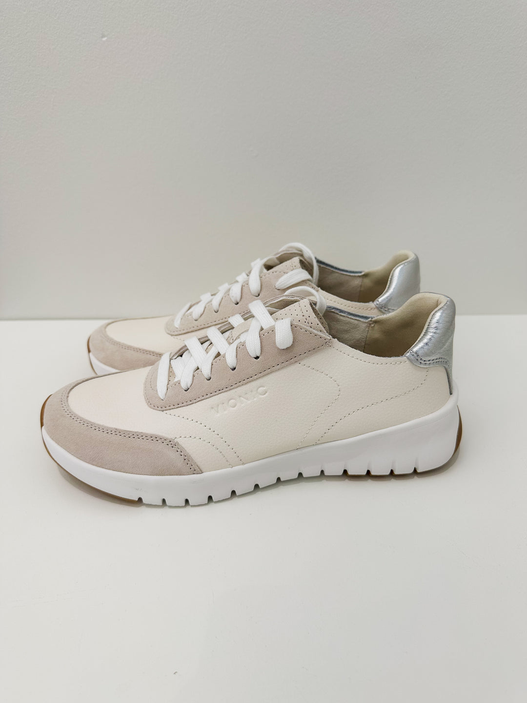 VIONIC UPTOWN LEATHER SNEAKER - IVORY/SILVER