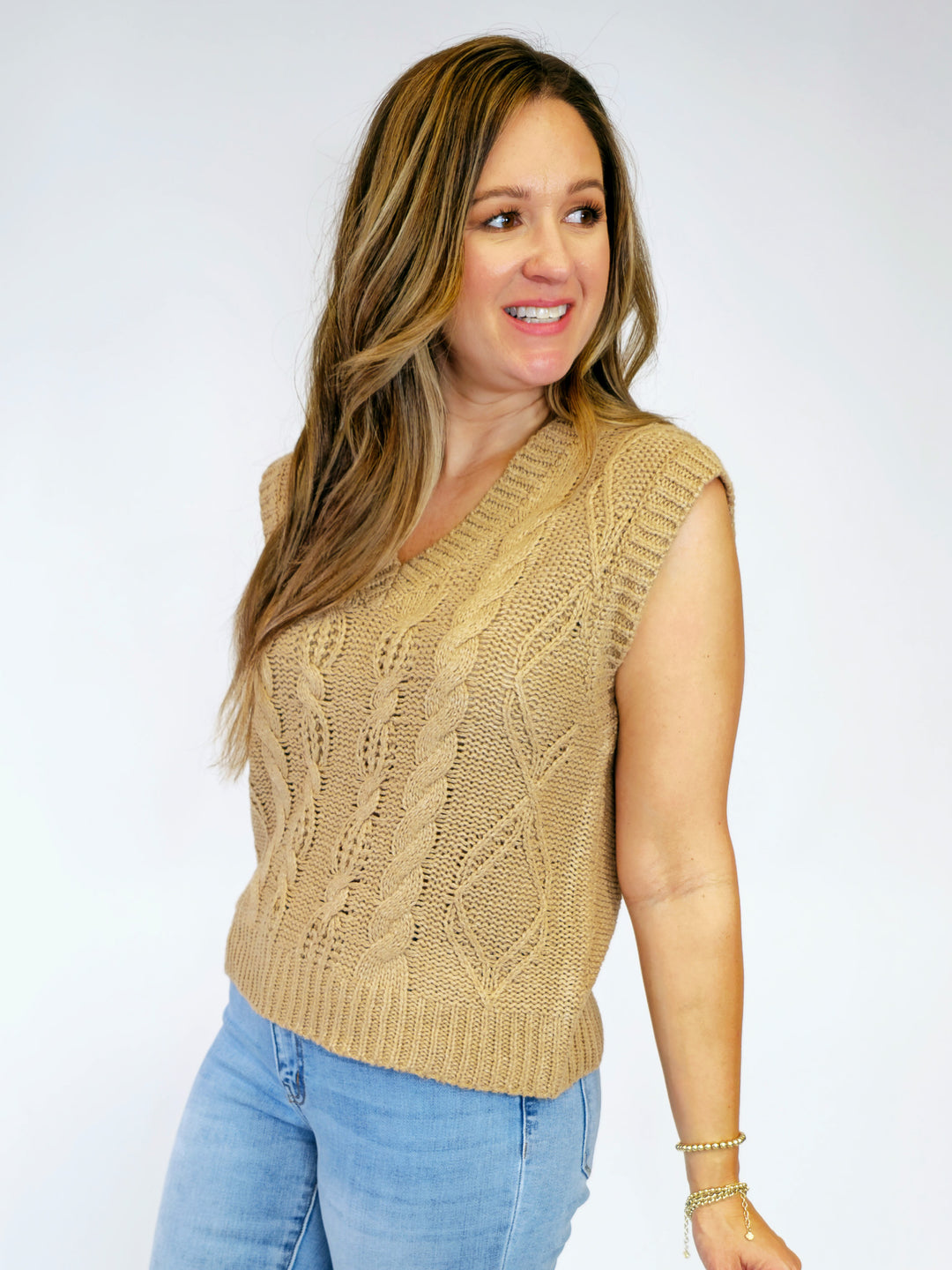 CHUNKY CABLE KNIT V-NECK SWEATER VEST - CAMEL