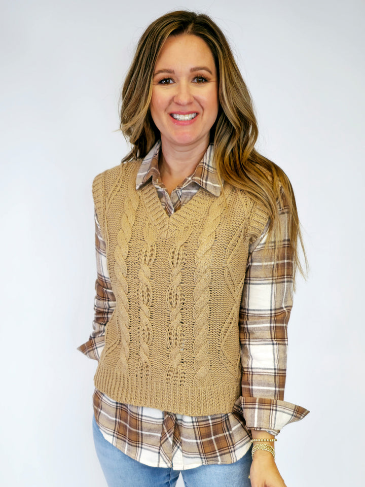 CHUNKY CABLE KNIT V-NECK SWEATER VEST - CAMEL