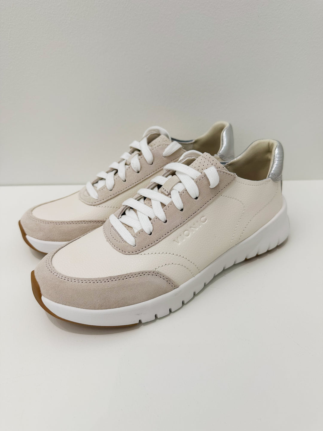 VIONIC UPTOWN LEATHER SNEAKER - IVORY/SILVER