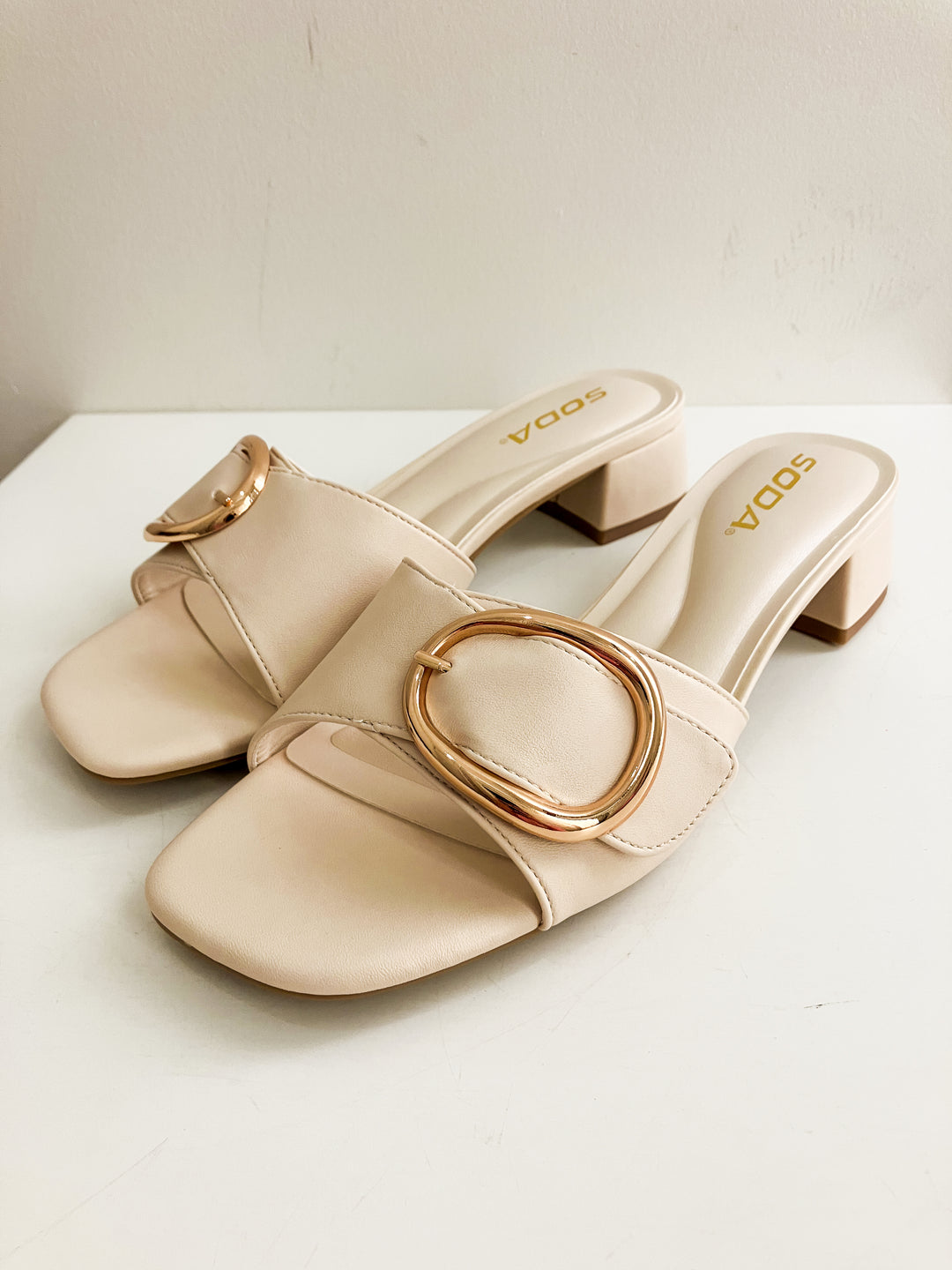 SODA UZONA SLIP ON HEELED SANDALS W/GOLD BUCKLE - BEIGE