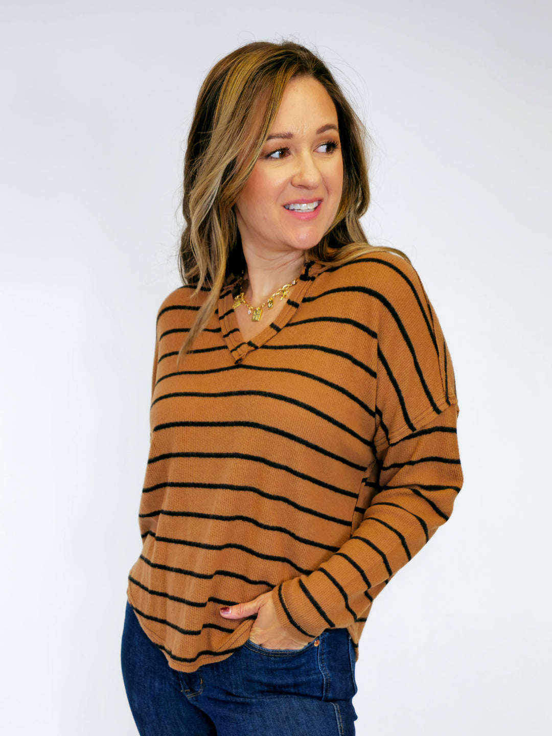 STRIPED EXPOSED SEAMS SPLIT NECK TOP - BROWN