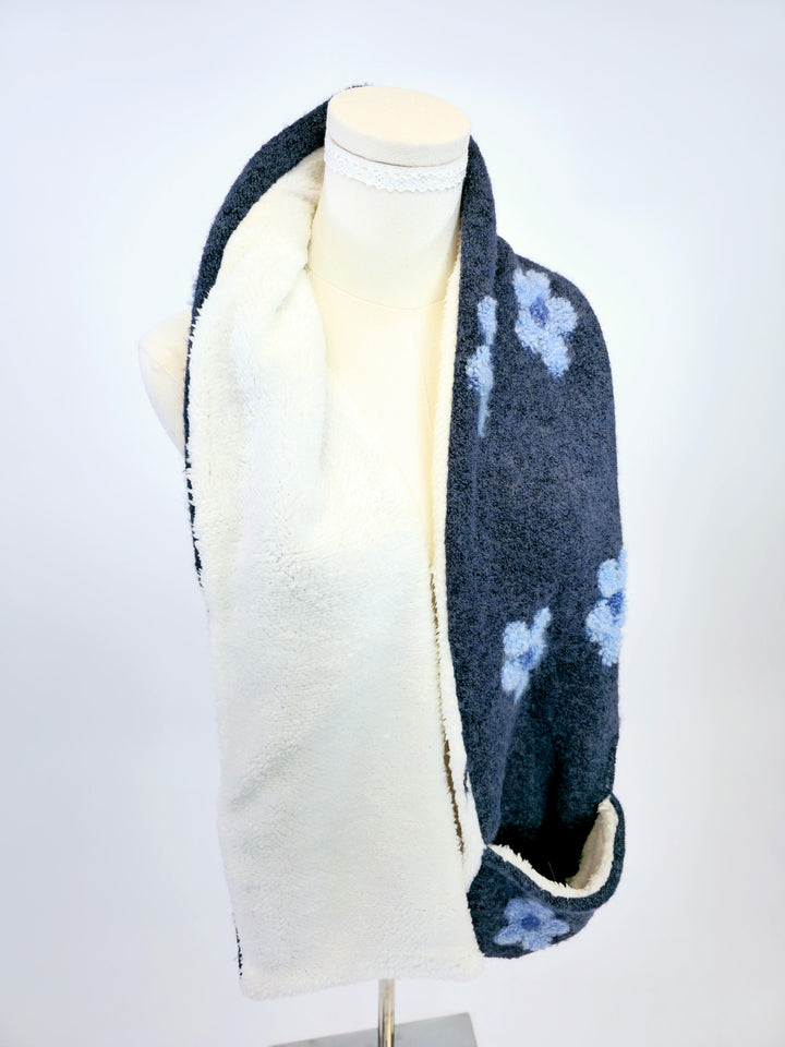 SOFT DAISY HEATED SCARF, NAVY