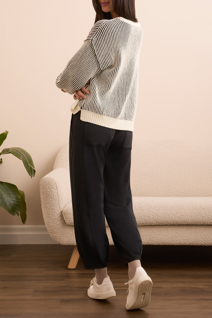 CREW NECK SWEATER W/SIDE SLITS - BLACK