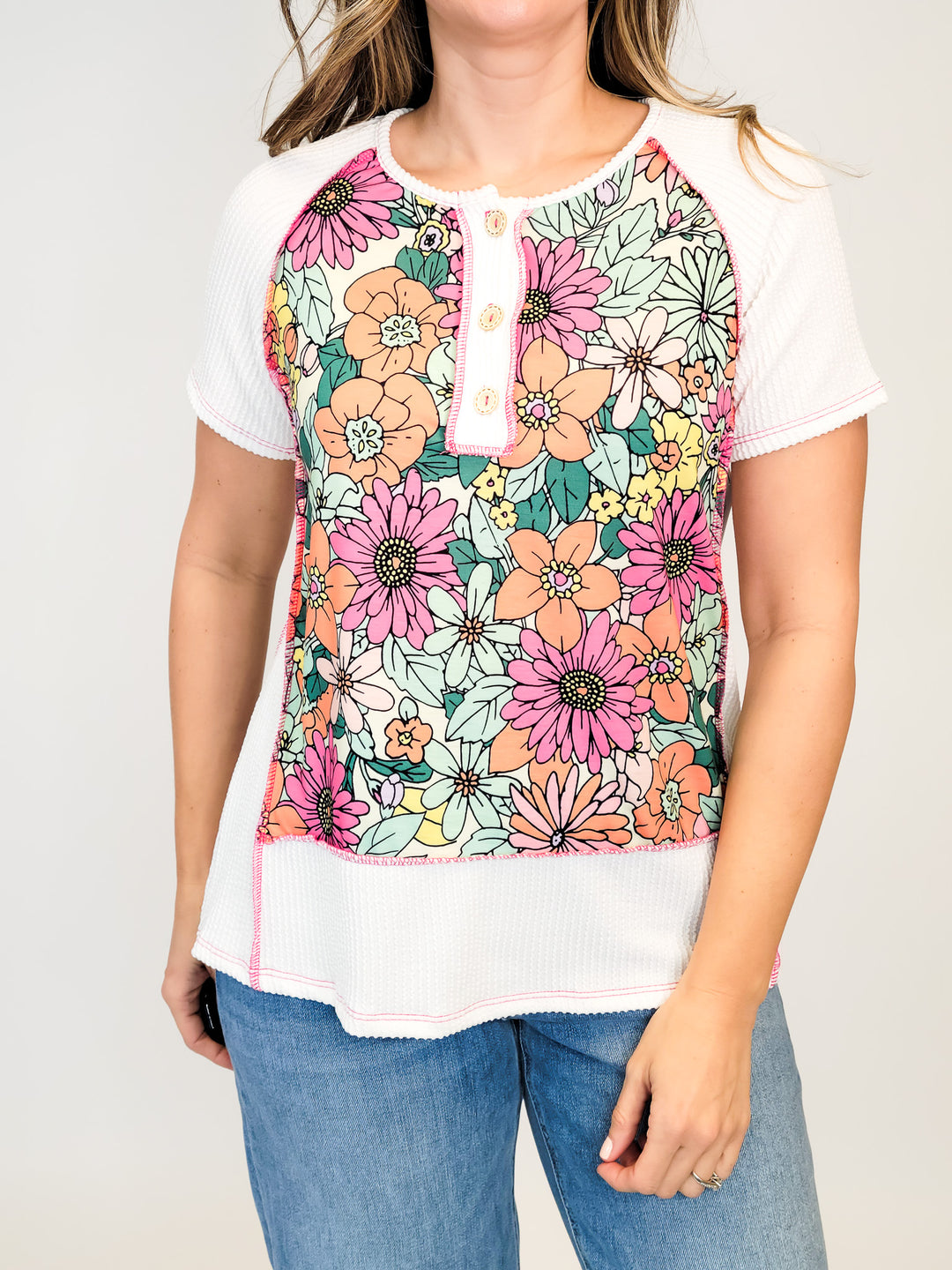 SHORT SLEEVE FLORAL TOP W/BUTTON DETAIL - IVORY/PINK