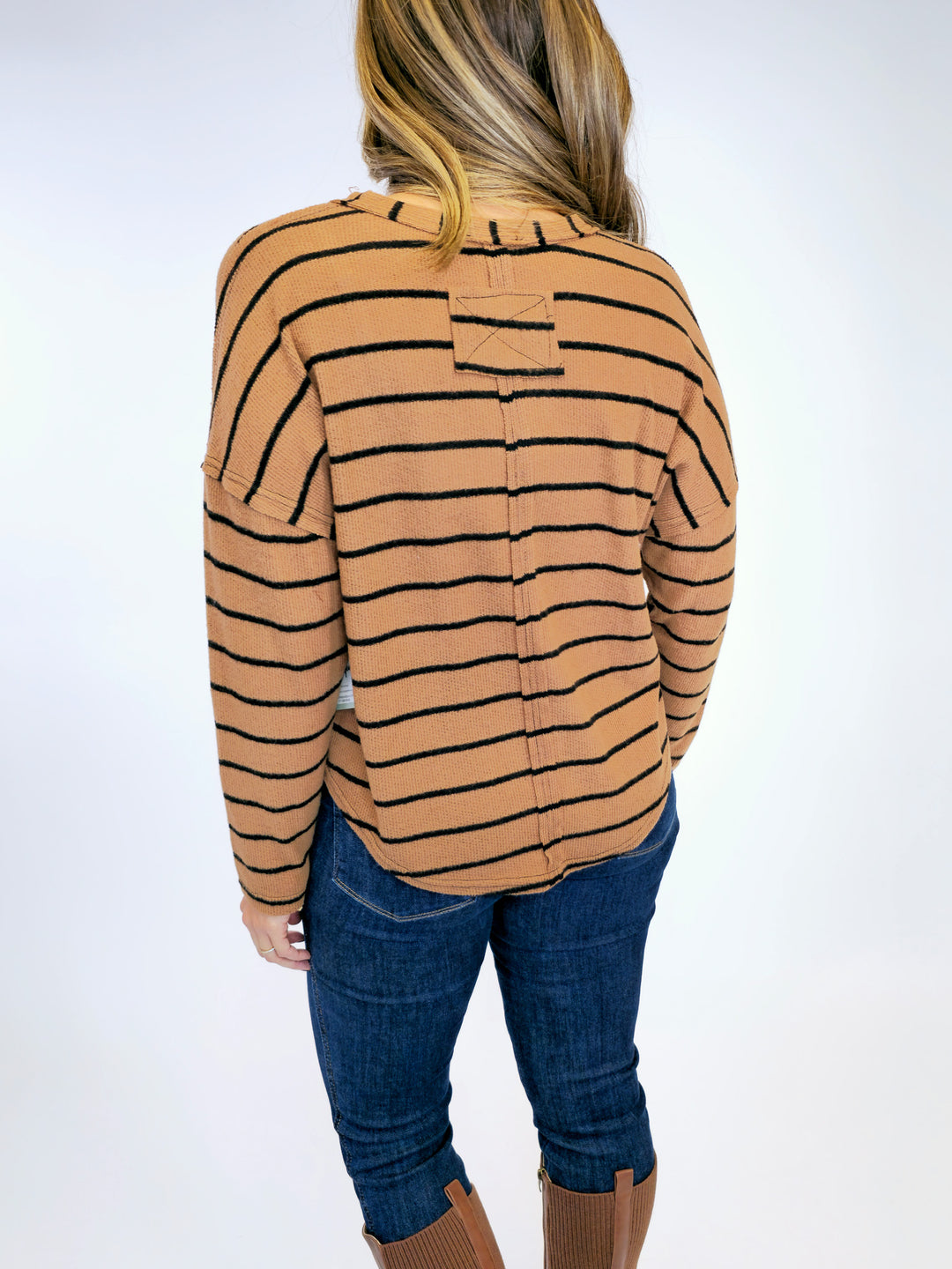 STRIPED EXPOSED SEAMS SPLIT NECK TOP - BROWN